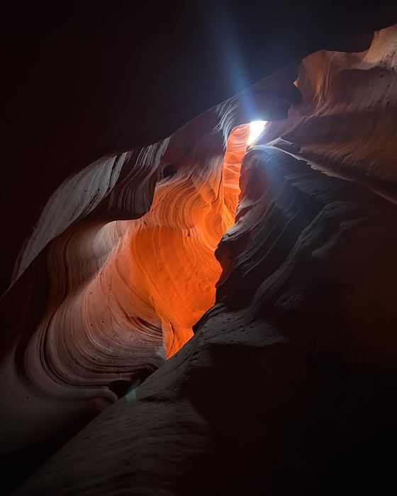 Un haz de luz dentro de Antelope Canyon, en Arizona.