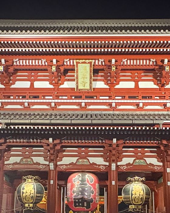 La puerta iluminada del templo Senso-ji, en Asakusa (Tokio), de noche.